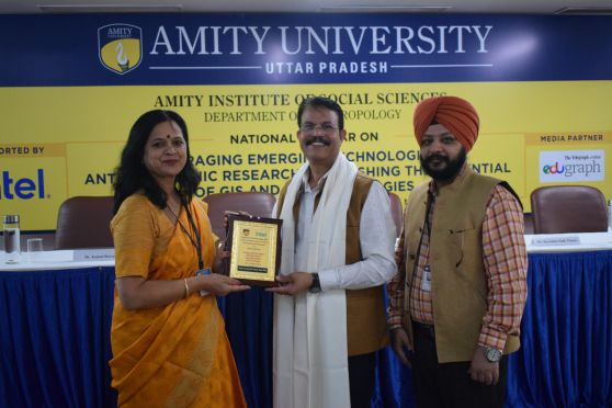 Dr Sanjay Manjul being felicitated by Dr Roumi Deb and Dr Ripudaman Singh