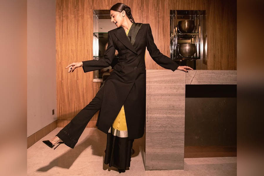 Taapsee Pannu | Taapsee Pannu pairs trench coat with fusion sari: Top Instagram moments - Telegraph India