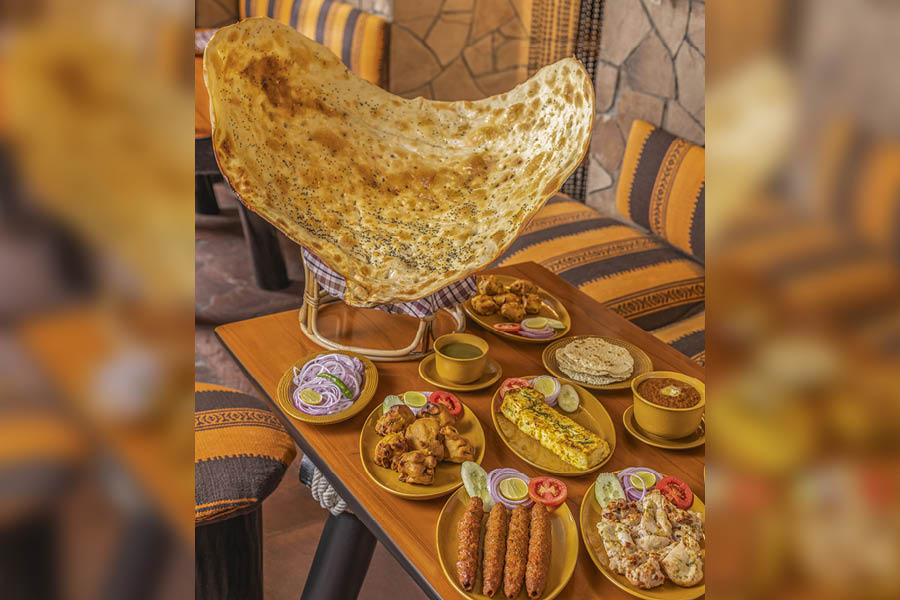 Daintily placed on a perch and covering almost the entire table surface, the Naan Bukhara is tailormade for big appetites