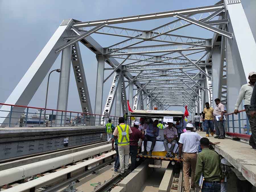  JK Garg, the commissioner of railway safety, inspected Beleghata to Hemanta Mukhopadhyay stretch of the Orange Line Metro route. Speed trials were conducted on the stretch also