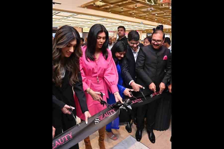(L-R) Sushmita Sen, Preeti Goenka, Shashwat Goenka and Biju Kassim at the launch of SSBeauty at Quest. “I am super excited to announce the grand opening of the largest beauty store in the country. SSBeauty at Quest mall is a testament to our commitment to providing a cutting-edge shopping experience for the modern beauty enthusiast. More than just a store, it represents a bold shift in the beauty industry, ushering in a new era of retail innovation,” said Biju Kassim, CEO of Beauty at Shoppers Stop