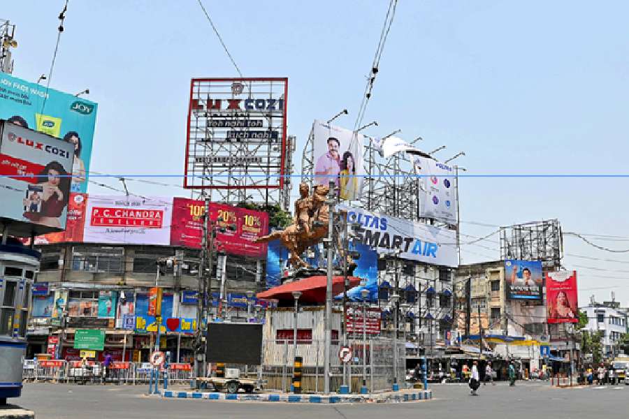 An almost deserted Shyambazar five-point crossing at 11am on Wednesday. The day's maximum temperature was 42 degrees Celsius, seven notches above normal.
