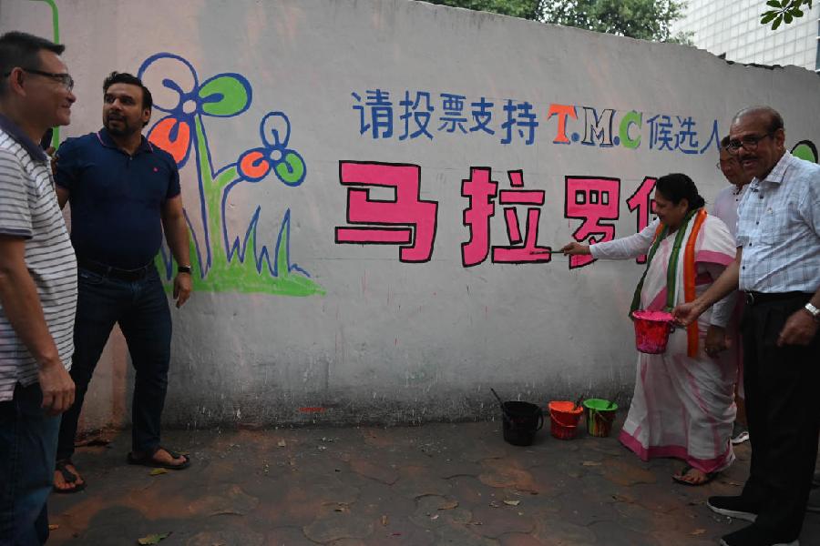 Kolkata South Trinamool candidate Mala Roy paints graffiti in Mandarin in Tangra on Tuesday.