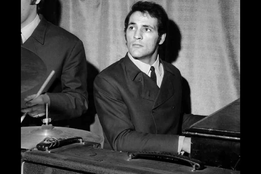 The keyboardist Mike Pinder onstage with the Moody Blues in 1965. He was the band’s last surviving original member. 
