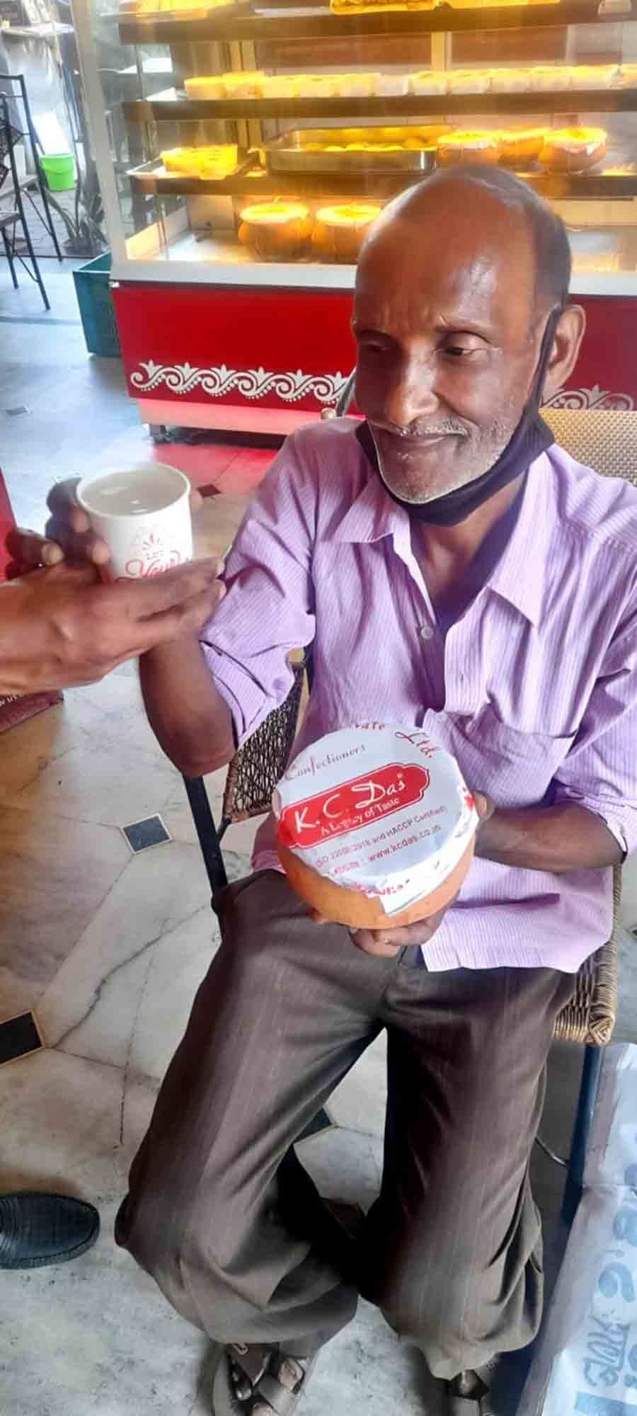 The Esplanade outlet distributed over 50 pots of their signature rosogolla and refreshing glasses of lime juice to daily wage workers, coolies and bus conductors 