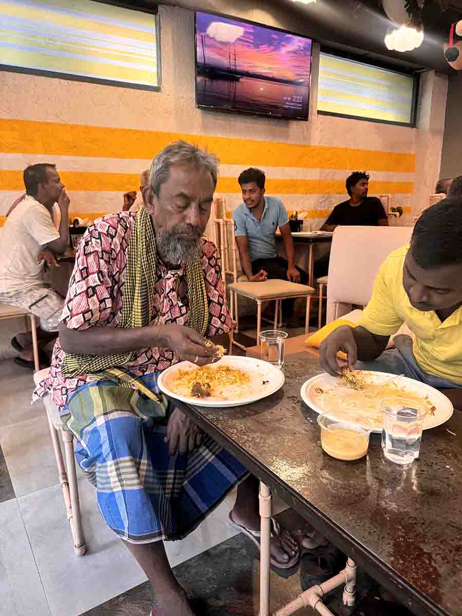 Cafe the Eggspresso celebrated Labour Day with some rickshaw-pullers of Kolkata. The south Kolkata cafe arranged a unique lunch for around 35 rickshaw-pullers