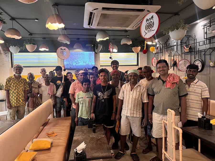 Sourav Chakraborty, director, actor, writer & producer and actor Sudip Mukherjee from the Tollywood film fraternity were present. They interacted with the rickshaw pullers and posed for pictures 
