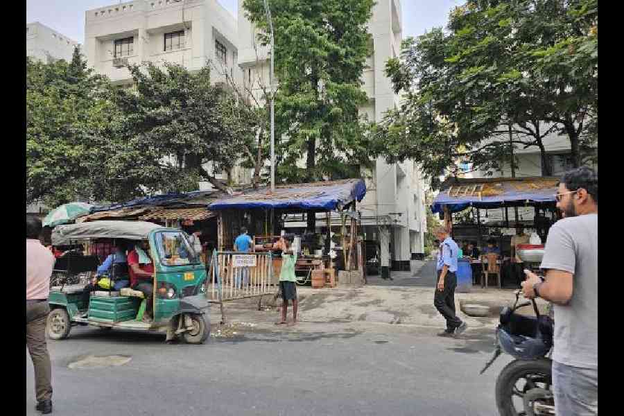 An exit space created for vehicles amid encroachments by hawkers