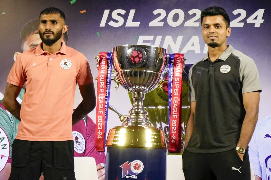 Mohun Bagan Super Giant captain Subhasish Bose (L) and Mumbai City FC captain Rahul Bheke (R) pose with the Indian Super League (ISL) Trophy on the eve of the ISL Final