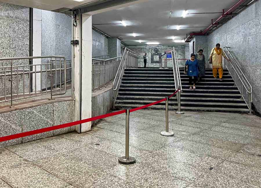 Esplanade Metro subway has introduced a new entry gate connecting the Blue Line to the Green Line, aimed at facilitating smoother transitions for commuters.This new entry gate opened in this subway is 12 feet wide which will streamline commuters’ movement especially in peak hours