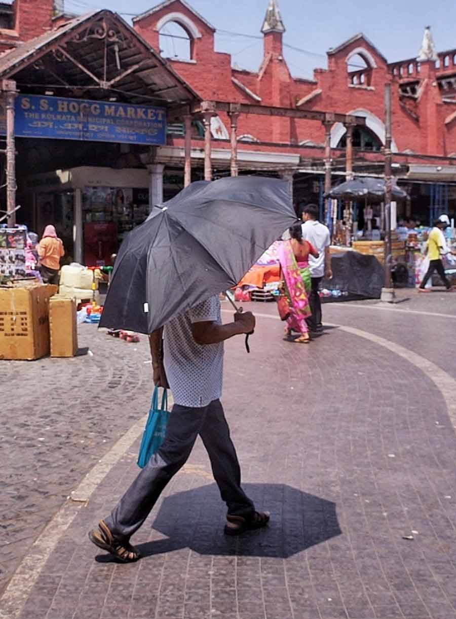 Kolkatans survived yet another scorcher of a week with the mercury touching an all-time high of 43°C on Tuesday. Sunday was comparatively cooler at 36.4˚C but the 88% humidity made it uncomfortable. The weather office has predicted the possibility of thundershowers in the city in the next few days