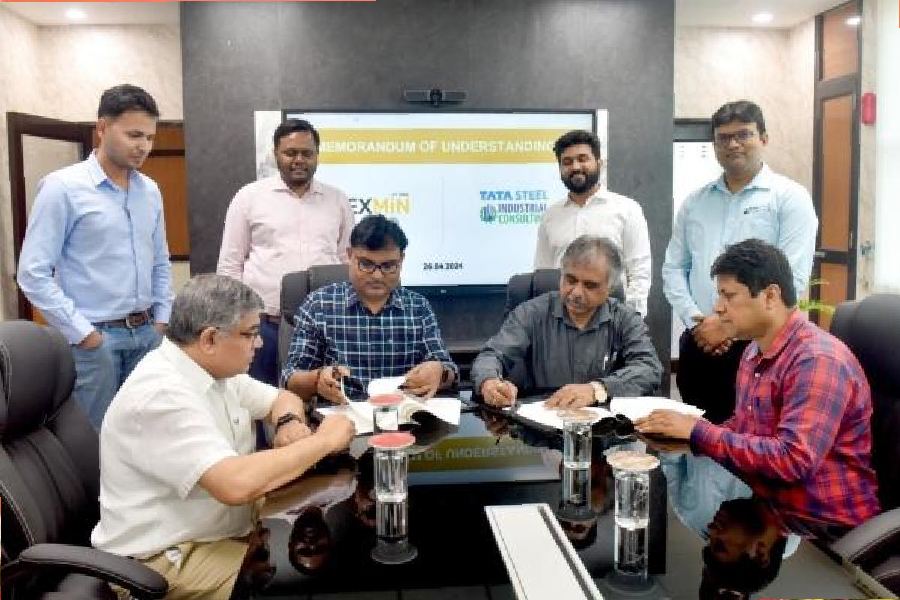 TEXMiN project director Dheeraj Kumar (in spectacles) and head of natural resources, Tata Steel Piyush Srivastava sign the agreement at IIT (ISM)
