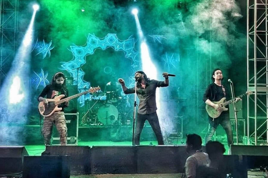 (From left) Arijit Chatterjee, Saurav ‘Goshai’ Chatterjee and Swagato Banerjee in action at a Goshai Gang concert.