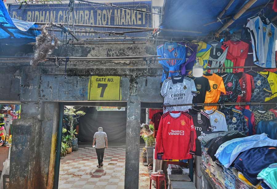 Kolkata’s Bidhan Chandra Roy Market is going to be shifted to Curzon Park due to the construction of Mominpur-Esplanade underground section of the Joka-Esplanade Metro corridor 