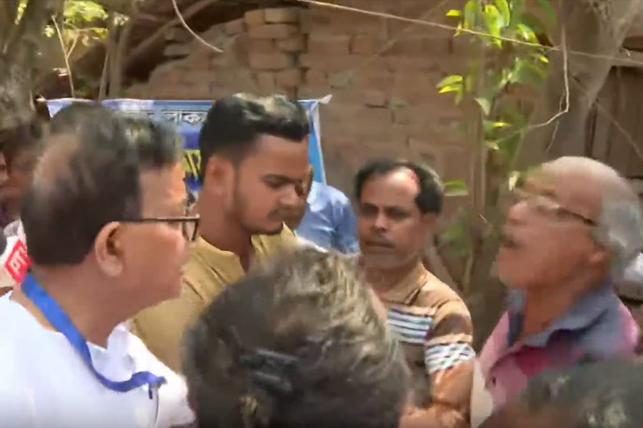 Scuffle between Mohammad Salim and Trinamul supporters at a village in Raninagar