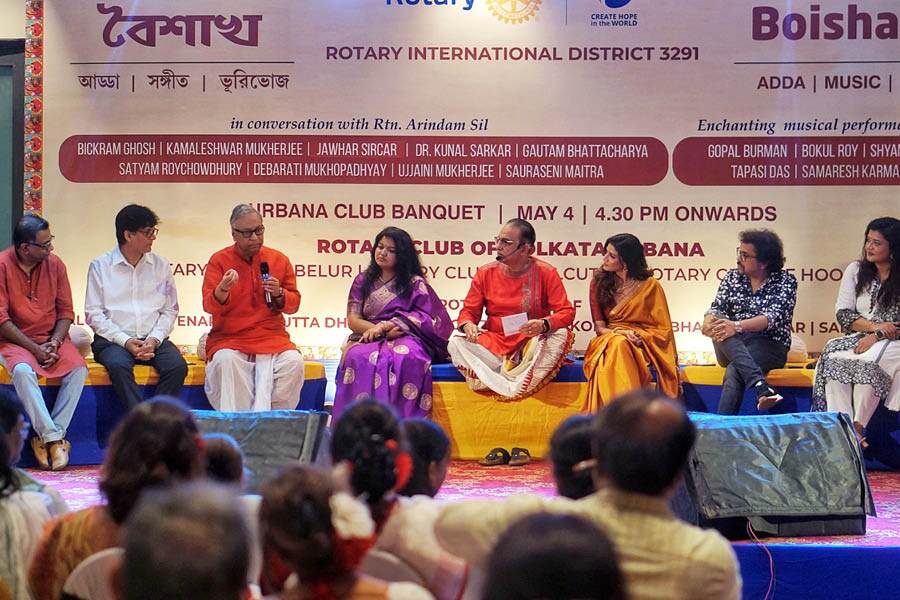 (From left) Kamaleshwar Mukherjee, Gautam Bhattacharya, Jawhar Sircar, Debarati Mukhopadhyay, Arindam Sil, Sauraseni Maitra, Bickram Ghosh and Ujjaini Mukherjee indulge in adda at the Rotary Club Urbana event.