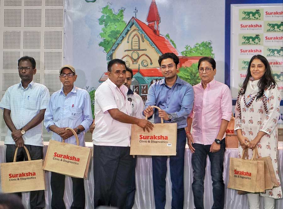 Suraksha Diagnostics, a diagnostic chain, distributed essential summer safety kits to the staff of Alipore Zoological Garden on Tuesday. Subhankar Sengupta, director of the zoo and Somnath Chatterjee, chairman, Suraksha Diagnostics, were present at the event   