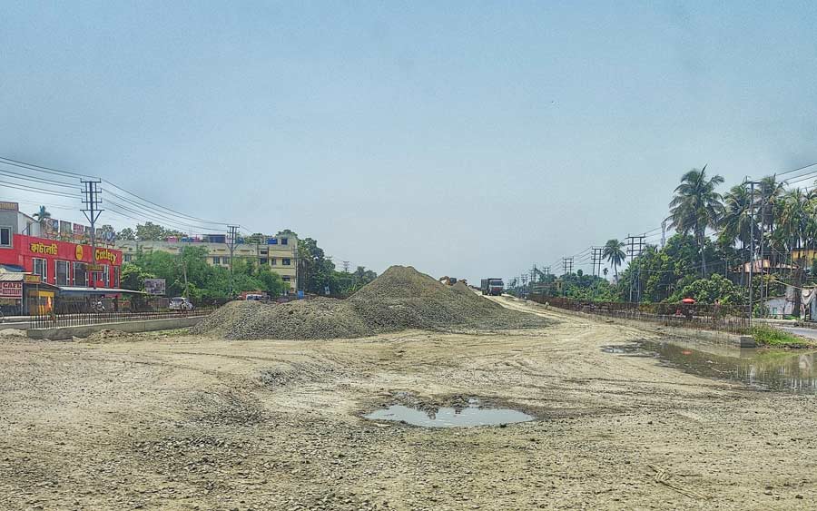 Kalyani Expressway is being extended. Another wing is underway on the right of the main road which will pass via Nadia and is being extended to Baro Jagulia via an elevated corridor  