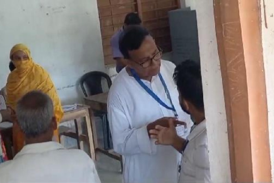 Md Salim confronts an alleged outsider at a polling station in Raninagar, Murshidabad, on Tuesday