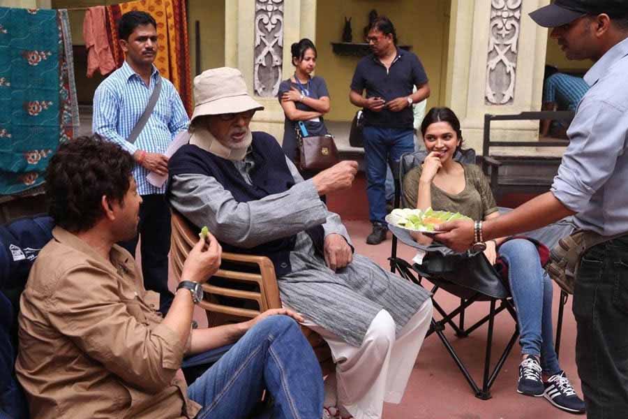 (L-R) Irrfan Khan, Amitabh Bachchan and Deepika Padukone on the sets of Piku