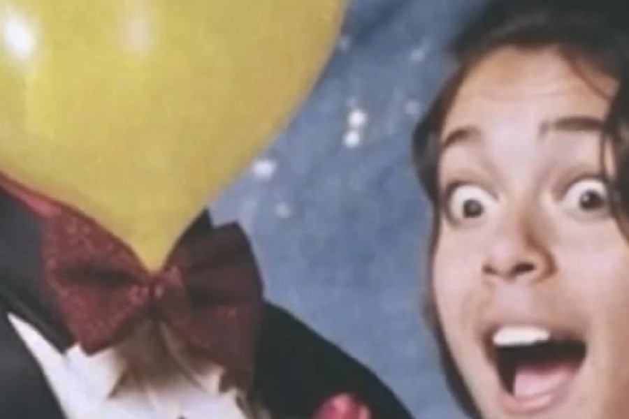 Generating human faces is no problem for Sora. But the AI has a problem with generating the same faces repeatedly. This is one reason why 'Air Head' has a balloon for a head
