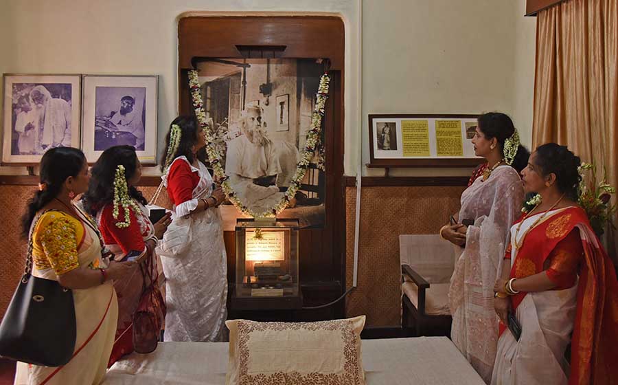 Visitors pay respects to the bard in his bedroom at Jorasanko Thakurbari 
