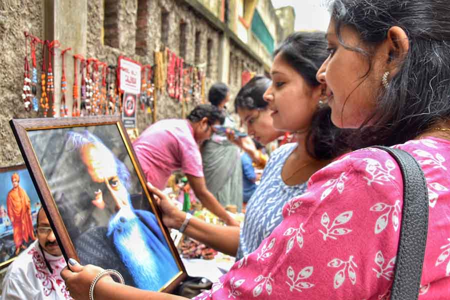 Women admire a Tagore painting at the mela outside the gates of Rabindra Bharati University campus at Jorasanko Thakurbari on Wednesday 