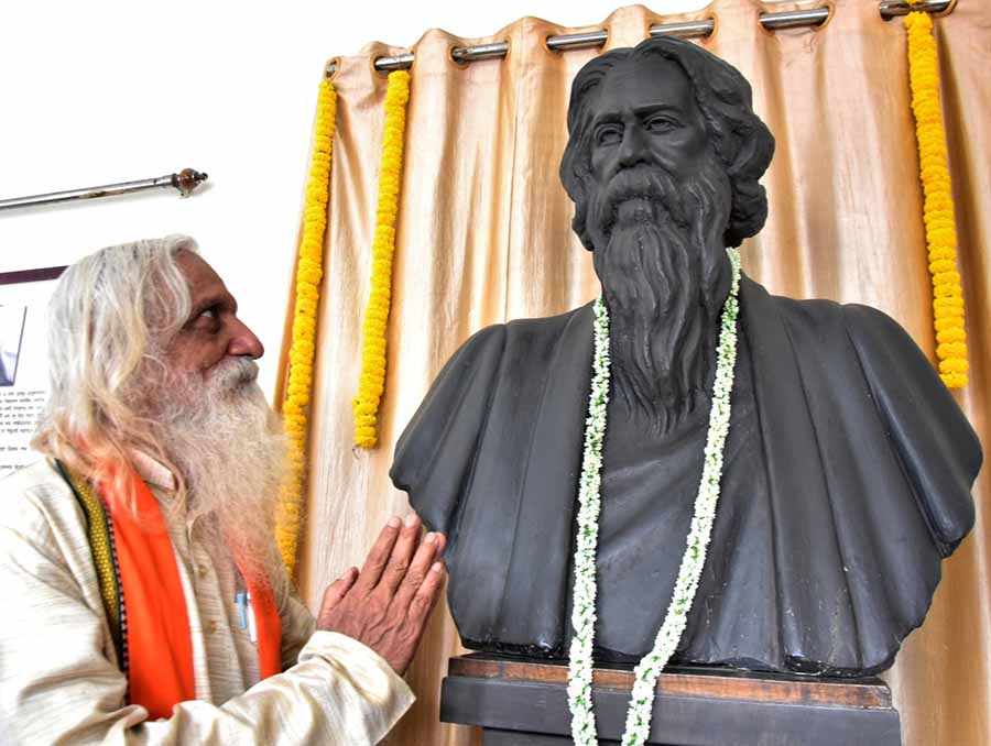 Another doppelganger of Tagore pays respect to the bard on Wednesday