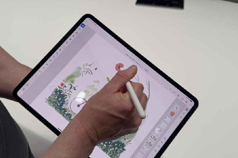 Apple Pencil Pro brings powerful new interactions that take the pencil experience even further.