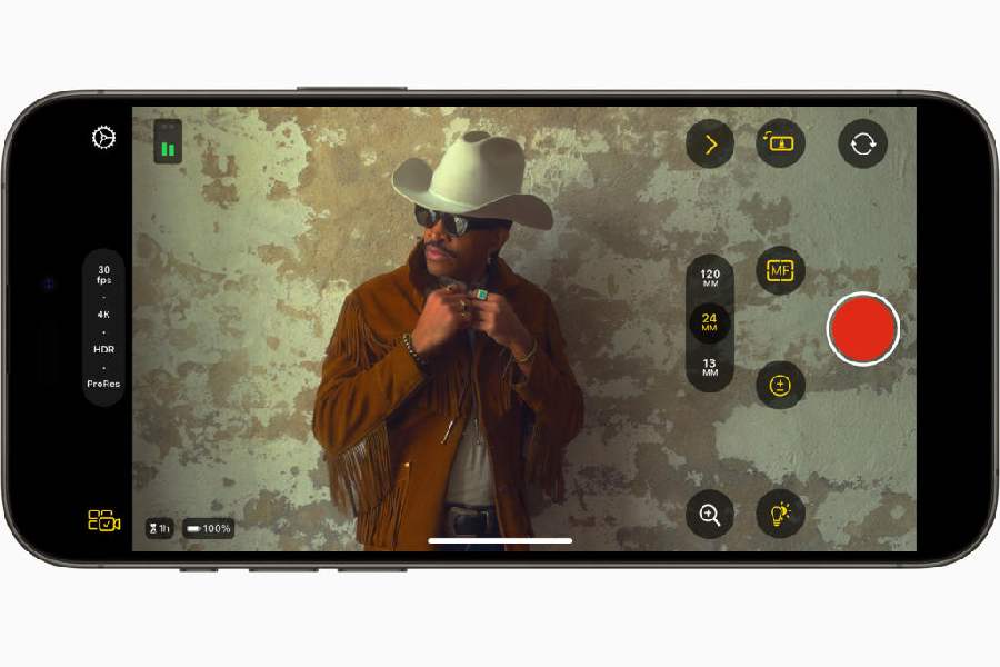The all-new Final Cut Camera app on iPhone and iPad can be used connected to Final Cut Pro, or as a standalone professional recording app, and enables precise manual controls of video settings.