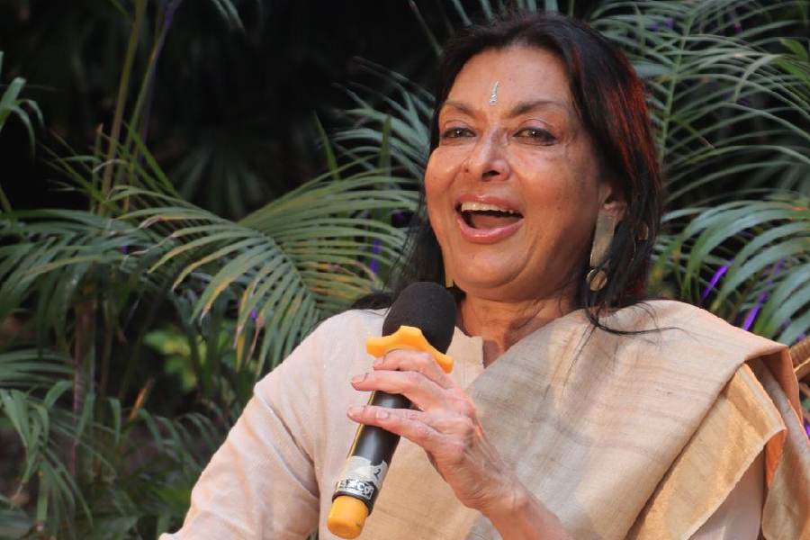 Mallika Sarabhai regaled the audience with her views on life and society, narrating personal anecdotes with wit, humour and spontaneity.