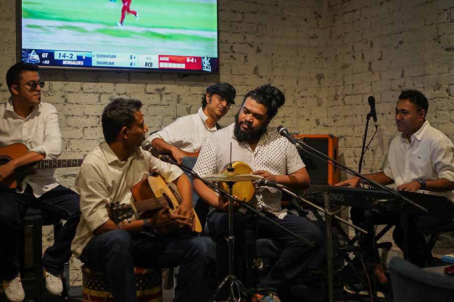 Bodhisattwa Ghosh (guitar), Rajiv Mitra (vocals), Sanket Bhattacharya (bass), Gaurab Chatterjee (drums/vocals) and Debaditya Chaudhury (keyboards) hold the Chapter 2 audience in a trance on May 4 night.