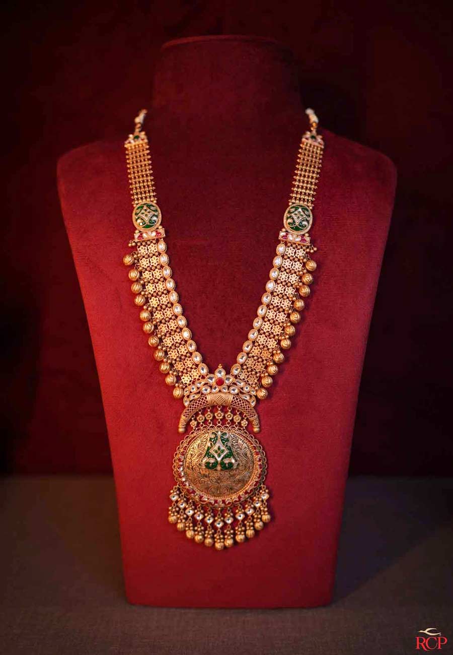 As the sands of time shift, so do the designs of jewellery. Once synonymous with weddings, jewellery was predominantly gold. However, contemporary preferences lean towards lighter, trendier pieces even on the grandeur of wedding days. For those seeking a fusion of modernity and tradition, the exquisite Kundan Sitahar stands as an ideal choice