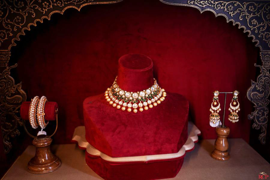 Why confine opulence to weddings alone? In the vibrant tapestry of Bengali culture, with its 13 celebrations spread across 12 months, the festive spirit perennially reigns. Hence, alongside the resplendent gold jewellery, stone-studded adornments have carved their niche. The trend of ‘customised jewellery’ is currently in vogue, offering the convenience of personal expression