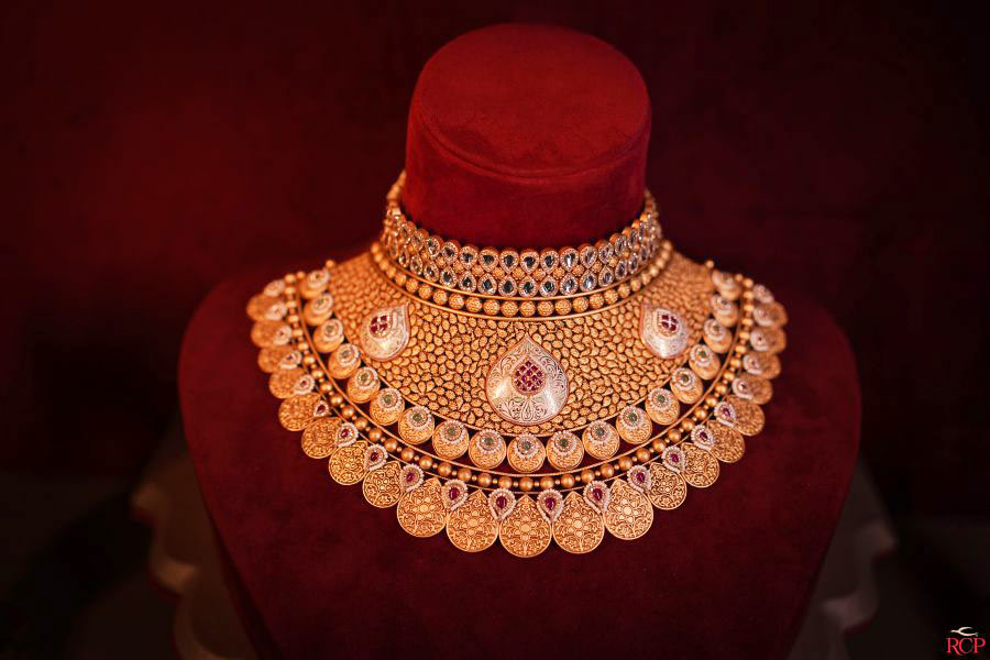 Gone are the days when gold choker necklaces adhered to the conventional yellow or white hues. Today, breaking away from norms, these necklaces are worn with stones and beads — adding an enchanting allure to wedding saris in their delicately crafted designs