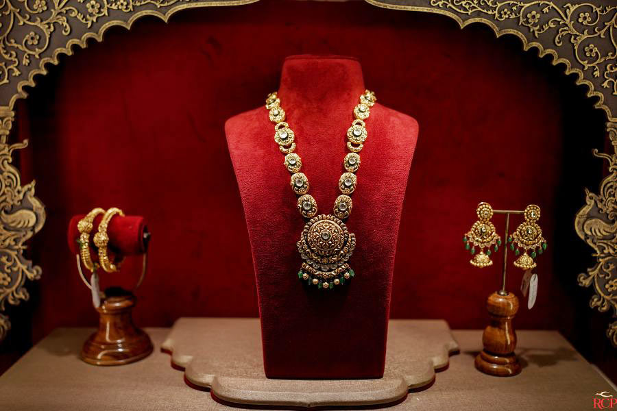 Jewellery now strides in tandem with the latest fashion trends, designed to complement attire seamlessly. The era where heavy jewellery reigned supreme from eight to eighty is now a relic of the past. Opting for light stone work necklaces, earrings and bangles adds a touch of elegance to any ensemble, especially when paired with a sari for various occasions