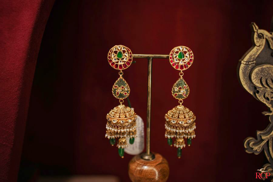 Many now eschew heavy jewellery when adorning fanciful attire. In such instances, pairing a heavy ‘jhumkas’ with a lightweight necklace adds a refreshing twist to the ensemble — striking a balance between opulence and modernity