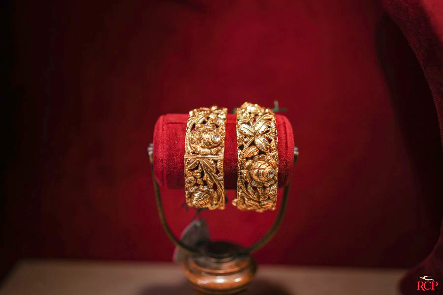 Ratanchur, steeped in tradition, holds a significant place in Bengali wedding customs. Popularised in India by the Mughals, this jewellery has since preserved the essence of tradition and nobility