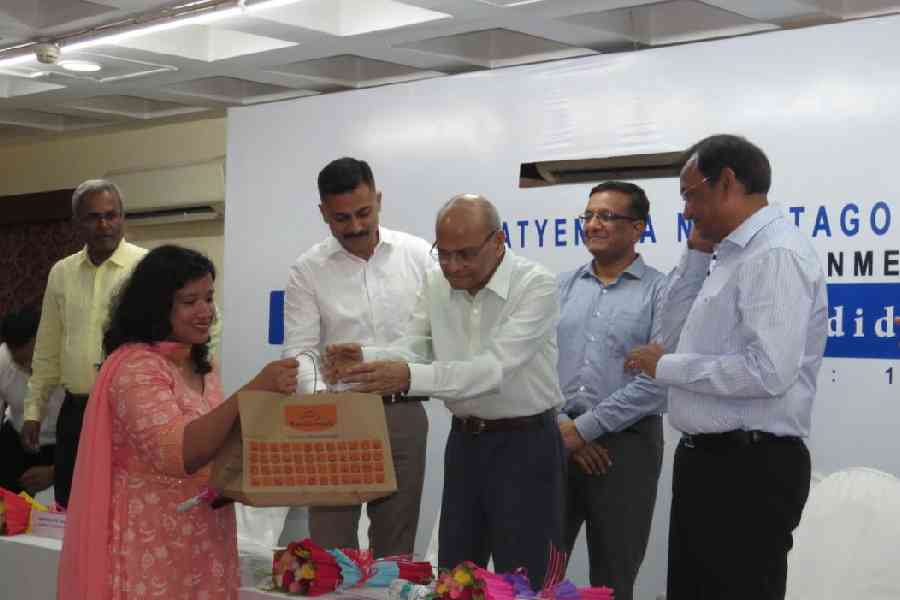 Academic consultant Jyotirmoy Pal Chaudhuri felicitates Diya Dasgupta, ranked 207, as (from left) police commissioner Gaurav Sharma, higher education secretary Manish Jain and chief secretary B.P. Gopalika look on. (Right) State UPSC topper Jayasree Pradhan, ranked 52, shares her journey with students of the Satyendra Nath Tagore Civil Services Study Circle on Sunday