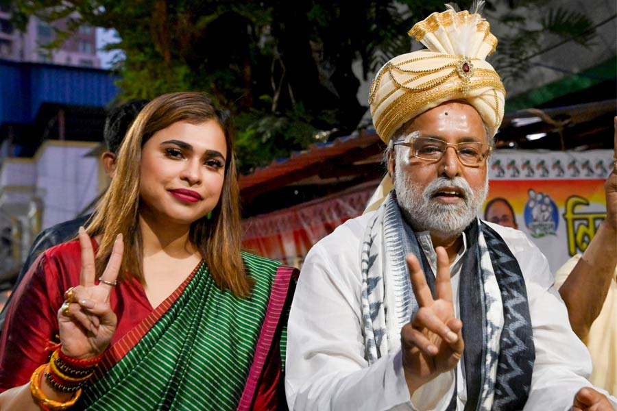 Trinamul Congress candidate from Kolkata North constituency Sudip Bandopadhayay with actress-turned party's leader Shrreya Pande during a roadshow for Lok Sabha polls, in Calcutta, Sunday, May 5, 2024.