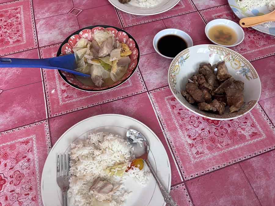 A local person I made friends with invited me over for lunch. On the menu were pork adobo and pork soup with vegetables, both to be had with rice. I especially loved the soup, which was both light and tasty