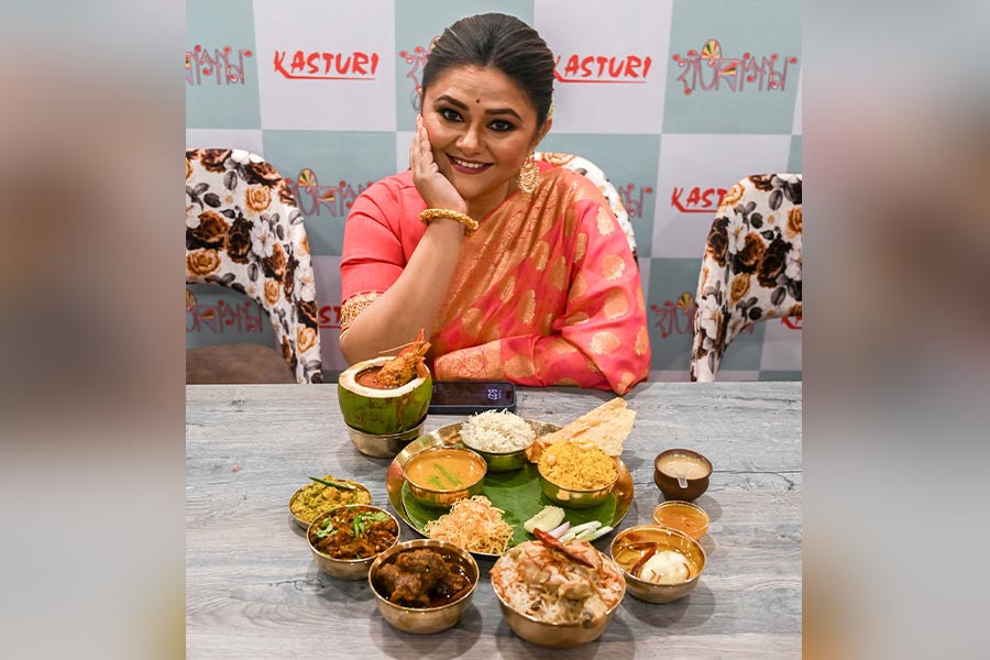 Actress Koneenica Banerjee, who inaugurated the Hatibagan outlet, picked Kochu Pata Diye Chingri Bhapa as her favourite Kasturi dish