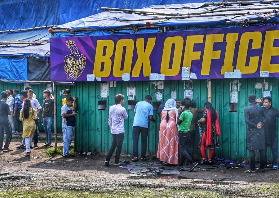 Cricket lovers queued up at Mohammedan Sporting Club on Friday afternoon to get their hands on the tickets for the KKR vs MI match. The match is going to be the last match on home turf for KKR. If the Knights beat MI, the team will be the first to make it to the semi-finals 