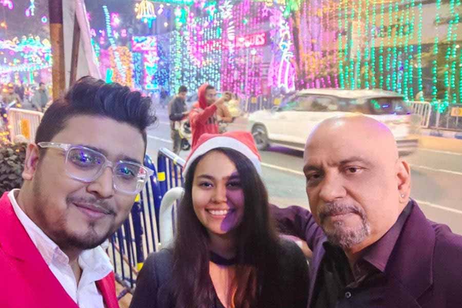 Rachel Shah with Willie Walters and (left) keyboardist Debayan Banerjee outside Trincas, Park Street during one of the Christmas-season gigs  