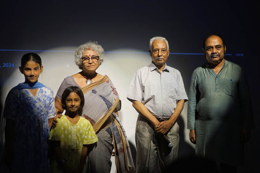 (From left) Child artistes Ritisha Dutta and Myra Sarkar (Sengupta’s granddaughter), Pradip Sengupta and Sunandan Roy, the publisher of SAMPARK