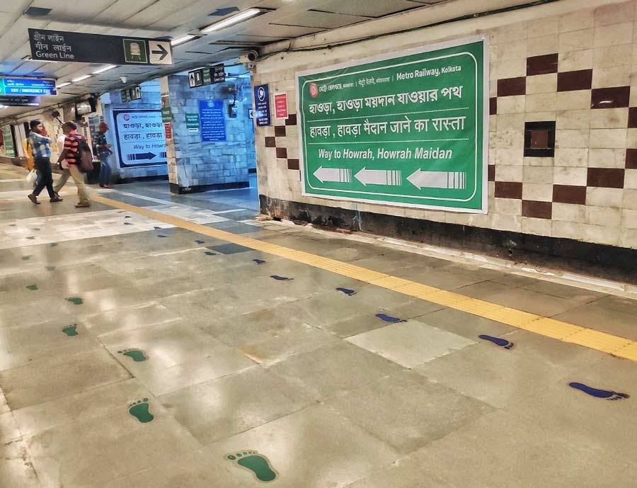 Indicative green and blue footprints have been laid at Esplanade Metro station to guide passengers from the Dakshineswar to Kavi Subhash (Blue line) Metro route to East-West Metro (green line) route  