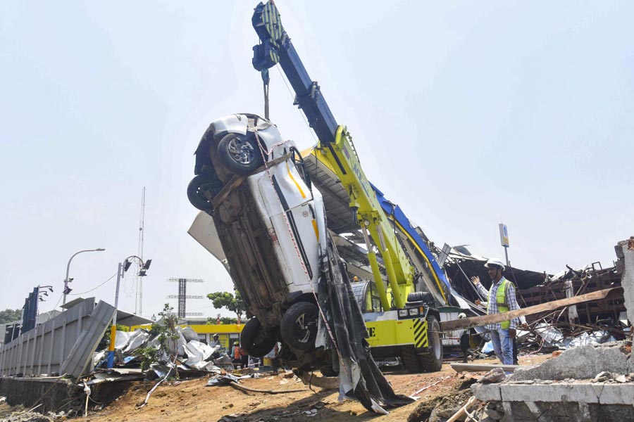 hoarding collapse | Mumbai hoarding collapse: Can't use gas cutters at ...