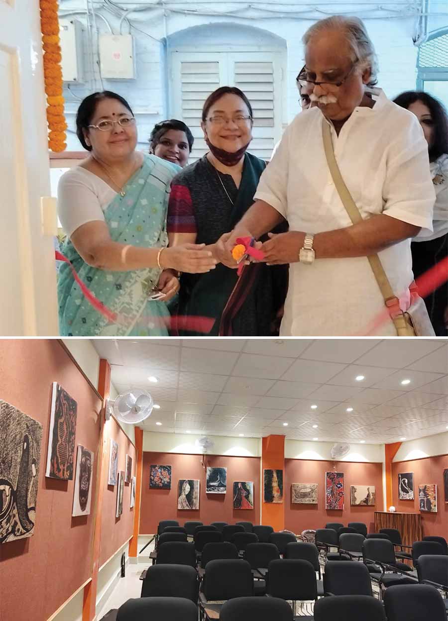 The gallery was inaugurated by Women’s Christian College principal Ajanta Paul, KMC councillor Paramita Chatterjee and artist Hiran Mitra. Mitra also delivered the keynote address, focusing on his own critical and aesthetic responses to Tagore's paintings