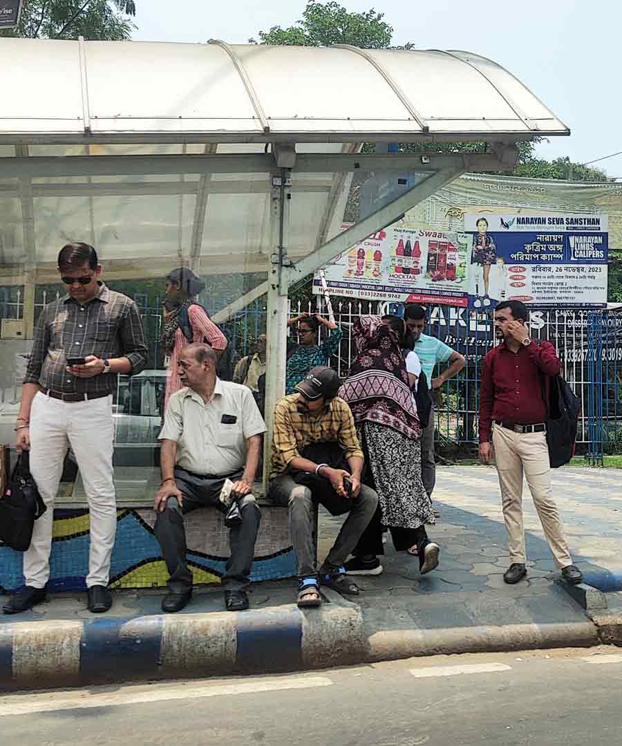 After the week-long rain reprieve, Kolkatans are once again braving the grimy weather. On Tuesday, the sky was partly cloudy and the maximum temperature recorded in the evening was around 35.0˚C 
