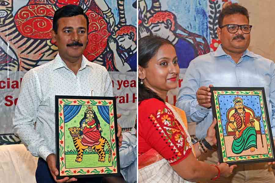 Postmaster-general of Kolkata Sanjiv Rajan and (right) DFO South 24-Parganas Milan Mandal received ‘patachitra’ paintings made by the women of Sunderbans. 